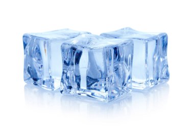 Beyaz arkaplanda buz küpleri