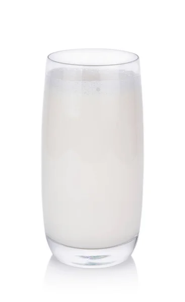 白色背景下分离的牛奶杯 — 图库照片