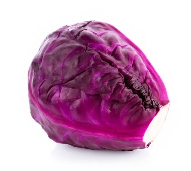 Mor lahana beyaz arkaplanda izole edilmiş.