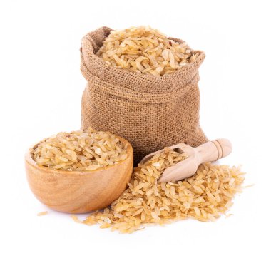 beyaz arka planda jüt içinde dövülmemiş pirinç