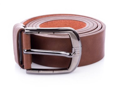 Beyaz arkaplanda izole edilmiş deri kemer