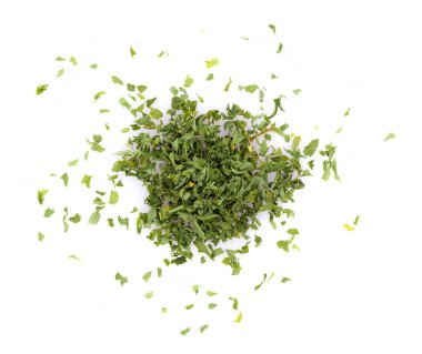Beyaz arkaplanda izole edilmiş kurutulmuş maydanoz