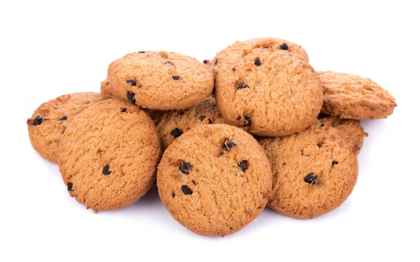 Beyaz arka planda çikolata parçacıklı kurabiye.