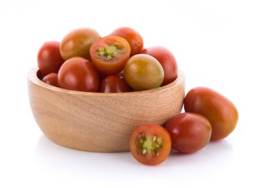 beyaz arka plan üzerinde ahşap kase içinde domates