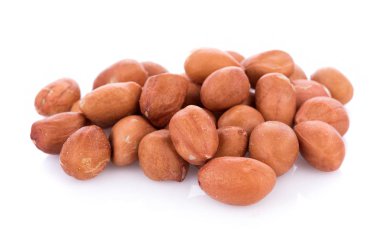 beyaz arkaplanda izole edilmiş yerfıstıkları