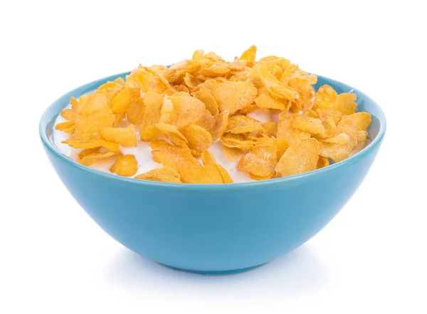 玉米片与牛奶在碗中隔离 — 图库照片