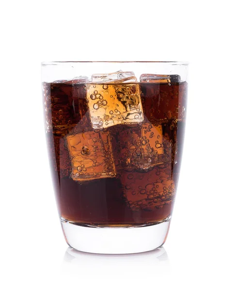 Cola en vidrio con cubitos de hielo sobre fondo blanco — Foto de Stock