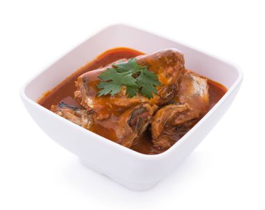 Beyaz kase üzerinde domates sosu sardalya