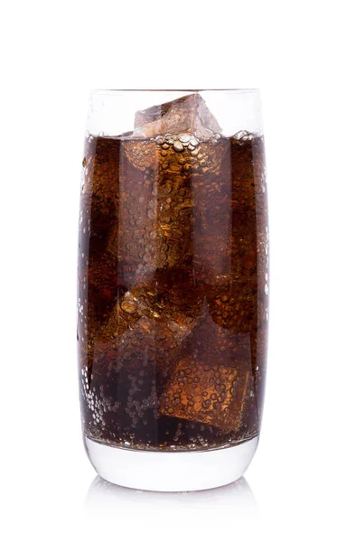 Cola im Glas mit Eiswürfeln auf weißem Hintergrund — Stockfoto