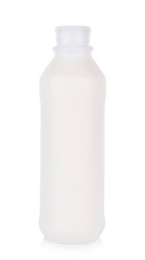 Beyaz arka planda bir şişe süt