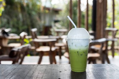 Kafede masada buzlu yeşil çay smoothie