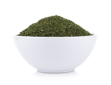 Beyaz arka plan üzerinde izole kase kurutulmuş maydanoz