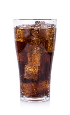 Cola cam beyaz arka plan üzerinde buz küpleri ile