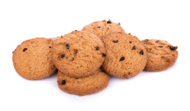 Beyaz arka planda çikolata parçacıklı kurabiye.