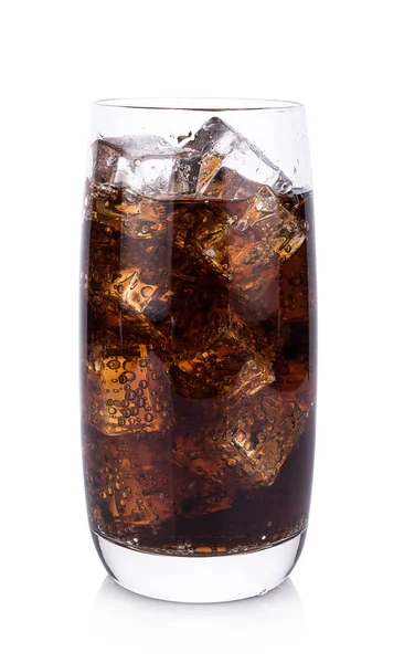 Cola en vidrio con cubitos de hielo sobre fondo blanco — Foto de Stock