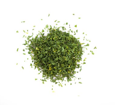 Beyaz arkaplanda izole edilmiş kurutulmuş maydanoz