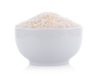 Beyaz arka plan üzerinde kase beyaz pirinç yığını