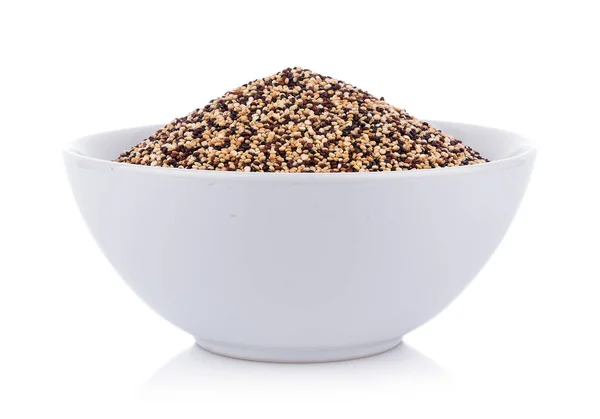 Véritables graines de quinoa dans un bol isolé sur blanc — Photo