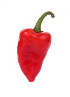 Kırmızı biber yığını beyaz arkaplanda izole edildi