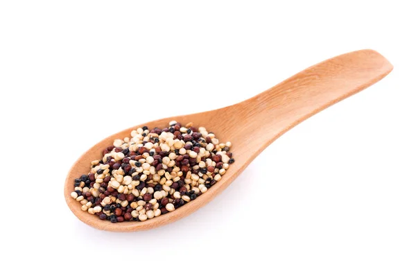 Nasion Real quinoa w drewnianą łyżką na białym tle — Zdjęcie stockowe