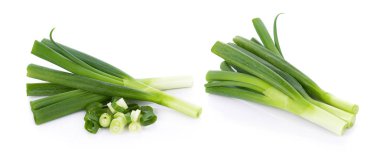 Beyaz arkaplanda Yeşil Japon Bunching Onion