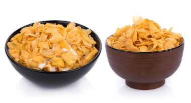 Sütlü mısır gevrekleri beyaz kasede izole edilmiş.