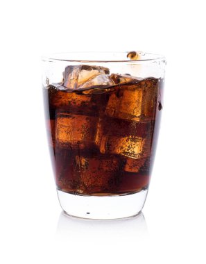 Cola cam beyaz arka plan üzerinde buz küpleri ile