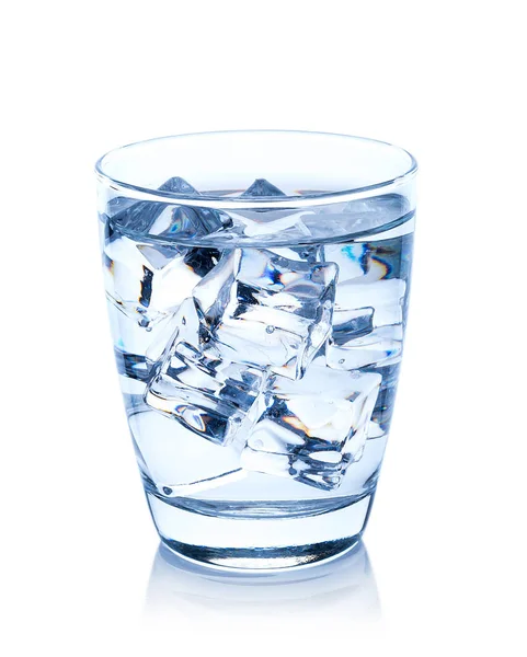 Glas Wasser mit Eiswürfeln isoliert auf weißem Hintergrund — Stockfoto