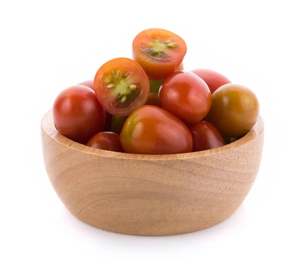 Tomate em tigela de madeira sobre fundo branco — Fotografia de Stock