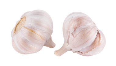 Beyaz arkaplanda sarımsak izole edilmiş.