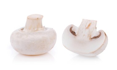 Beyaz arkaplanda izole edilmiş beyaz mantar şampiyonu