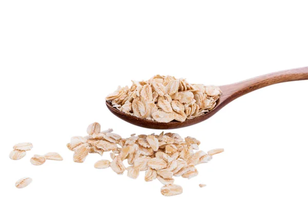 Pila de copos de avena en cuchara de madera sobre fondo blanco — Foto de Stock