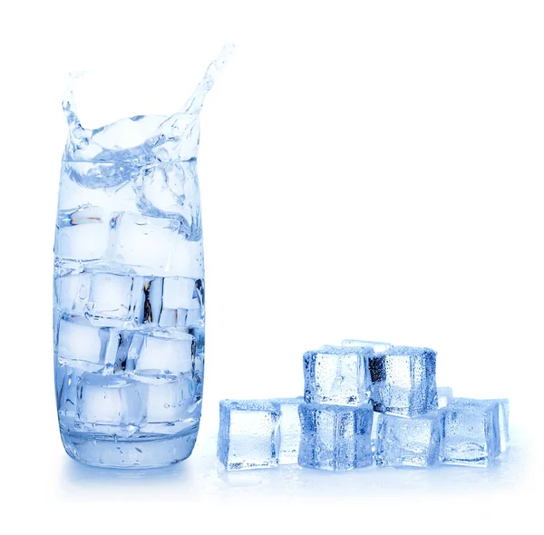 Üveg víz jégkockákkal elszigetelt fehér háttér — Stock Fotó