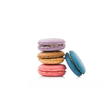 Beyaz arkaplanda badem kurabiyeleri