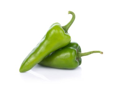 Beyaz arka planda kırmızı biber