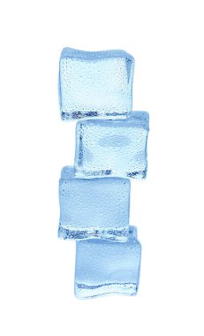 Beyaz arkaplanda buz küpleri