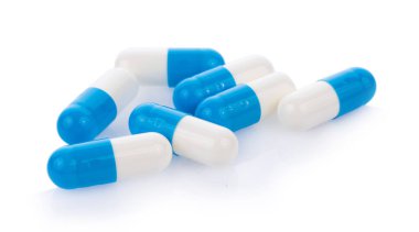 Beyaz arkaplanda mavi haplar izole edilmiş