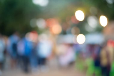 Fon kullanımı için Bokeh ile birlikte gece festivalindeki yiyecek tezgahının soyut bulanık görüntüsü