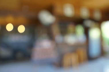 İnsanlarla restoranın bulanık arkaplanı