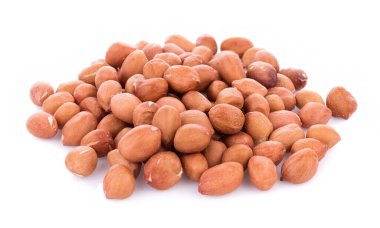 Beyaz arka planda izole edilmiş yerfıstıkları