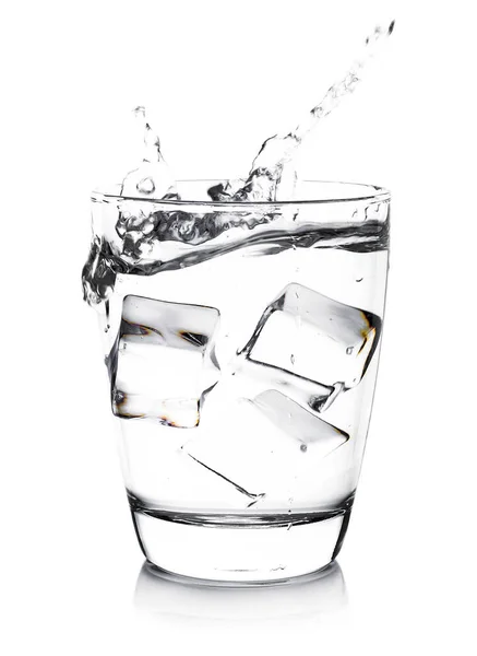 Glas Water Met Ijsblokjes Geïsoleerd Witte Ondergrond — Stockfoto
