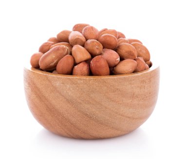 Beyaz arka planda izole edilmiş ahşap kasedeki fıstıklar