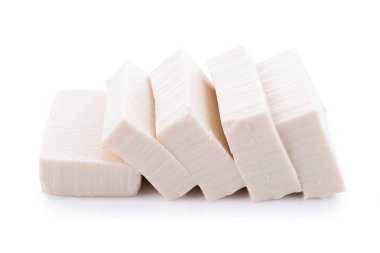 Beyaz arkaplanda soya peyniri izole edildi