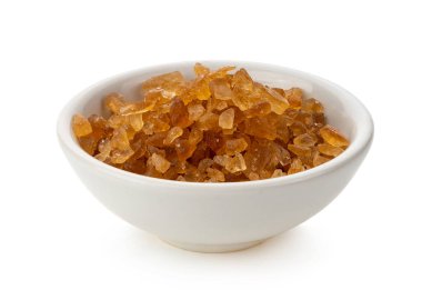 Kahverengi kaya şekeri beyaz arka planda kasede