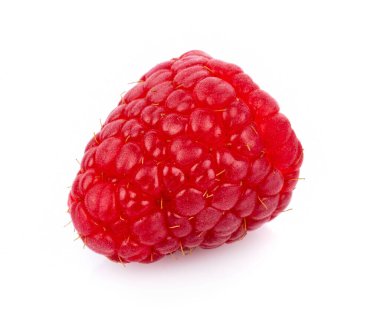 Beyaz arka planda izole edilmiş taze ahududu