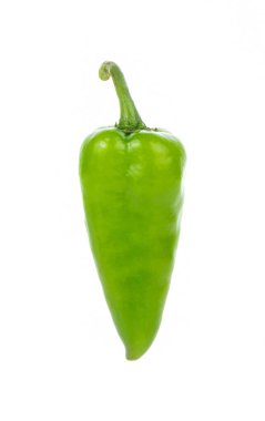 Beyaz arkaplanda izole edilmiş yeşil kırmızı biber yığını