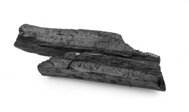 Doğal odun kömürü, geleneksel odun kömürü ya da sert kömür izole edilmiş.