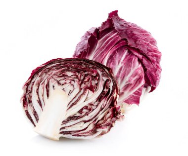 Radicchio, beyaz arkaplanda kırmızı salata