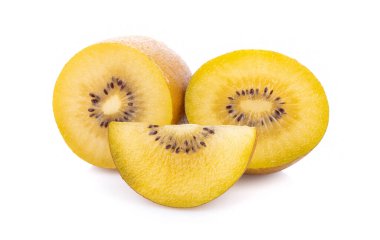 Beyaz arkaplanda izole edilmiş altın kivi meyvesi