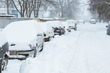 Üst üste kar fırtınası altında otomobil